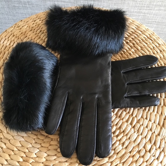 Neiman Marcus Accessories - Neiman Marcus Black Leather Fur Cuffed Gloves M